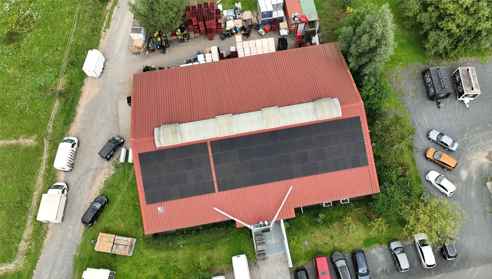 Dach von Schinkels Brauhaus mit Photovoltaik-Paneelen (Foto: Solarwatt)