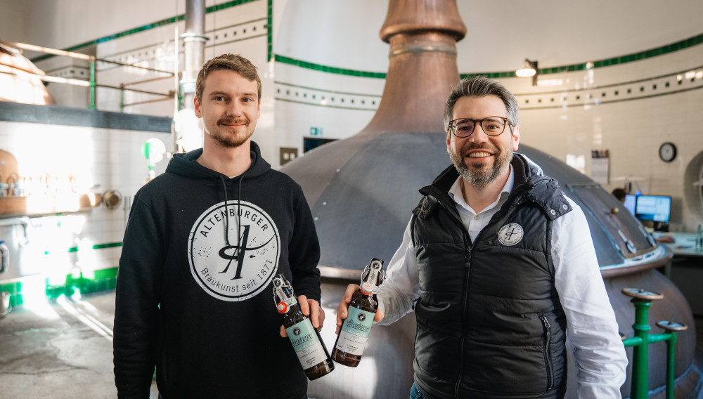 Braumeister Linus Kästner (li.) und Geschäftsführer Bastian Leikeim beim Anstoßen mit dem Altenburger Alkoholfrei Hell