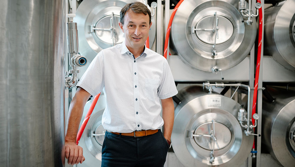 Dr. Werner Gloßner vor Lagertanks