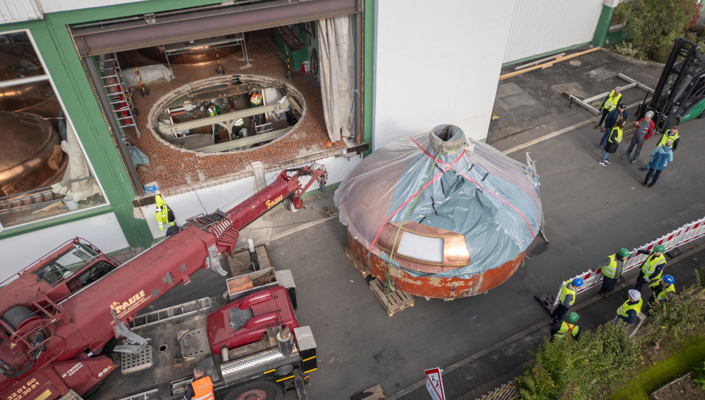 Luftaufnahme der Umbaumaßnahmen bei Distelhäuser mit eingepackter historischer Kupferhaube des Läuterbottichs (Foto: Ziemann Holvrieka)