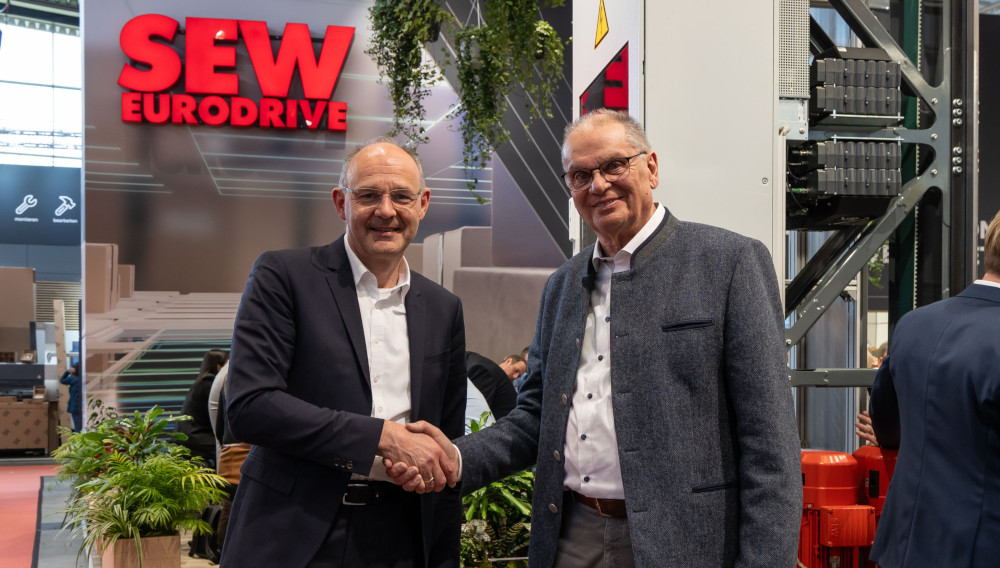 Dr. Hans Krattenmacher und Michael Wolter schütteln sich die Hände (Foto: SEW-Eurodrive)