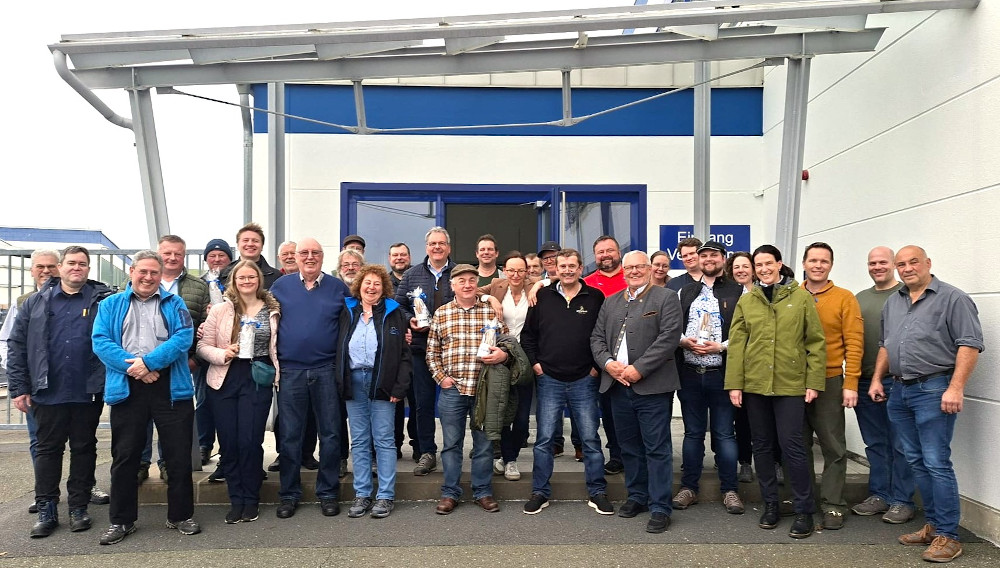 Eine Gruppe von Menschen blickt in die Kamera