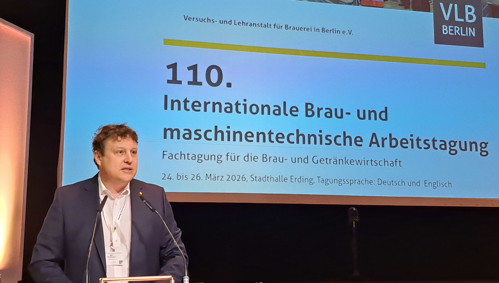 Björn Klotzbücher an einem Rednerpult