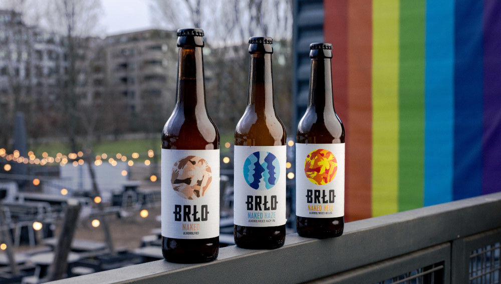 Drei Bierflaschen von Brlo auf einer Brüstung