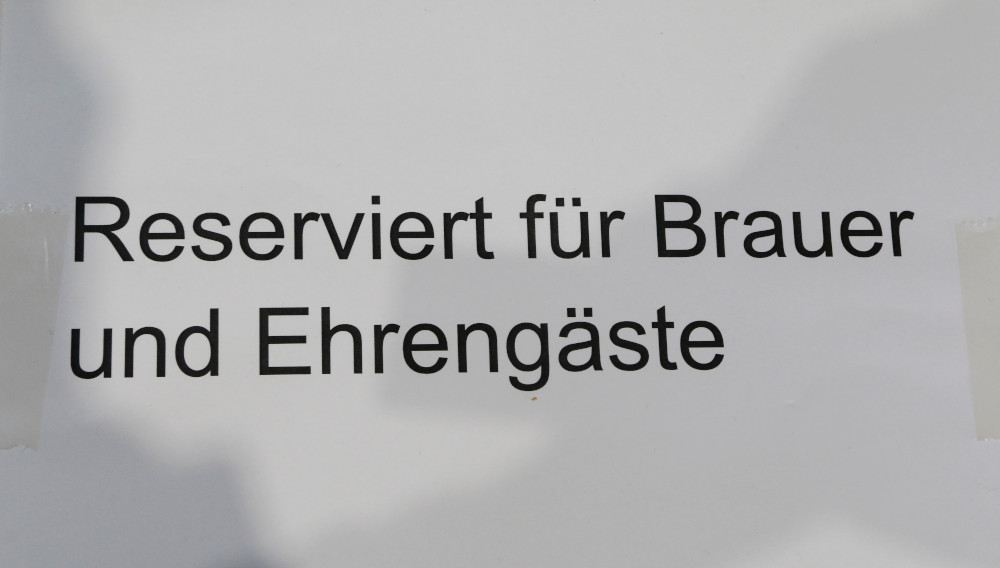 Schild mit der Aufschrift „Reserviert für Brauer und Ehrengäste“