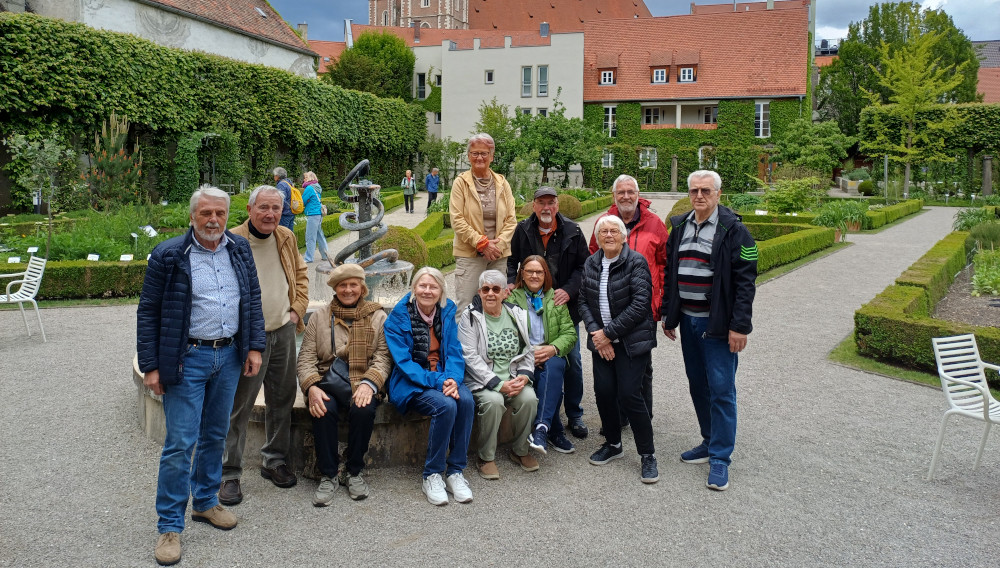 Menschen im Garten der Alten Anatomie in Ingolstadt
