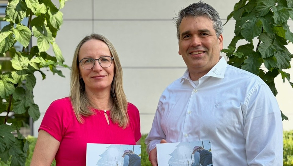 Sabine Spieß und Carlos Ruiz mit dem Nachhaltigkeitsbericht 2025 der HVG