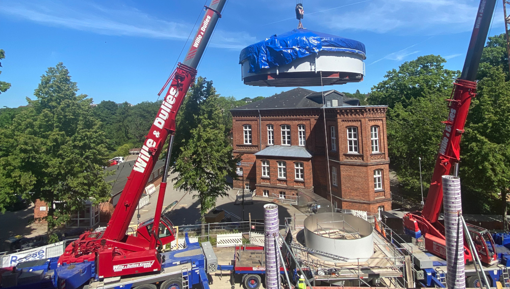 Ein Kran hebt einen Läuterbottich an seinen Platz im neuen Sudhaus der Flensburger Brauerei (Foto: Flensburger Brauerei)