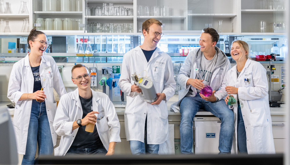 Junge Menschen in einem Labor (Foto: Brauerei C. & A. Veltins)