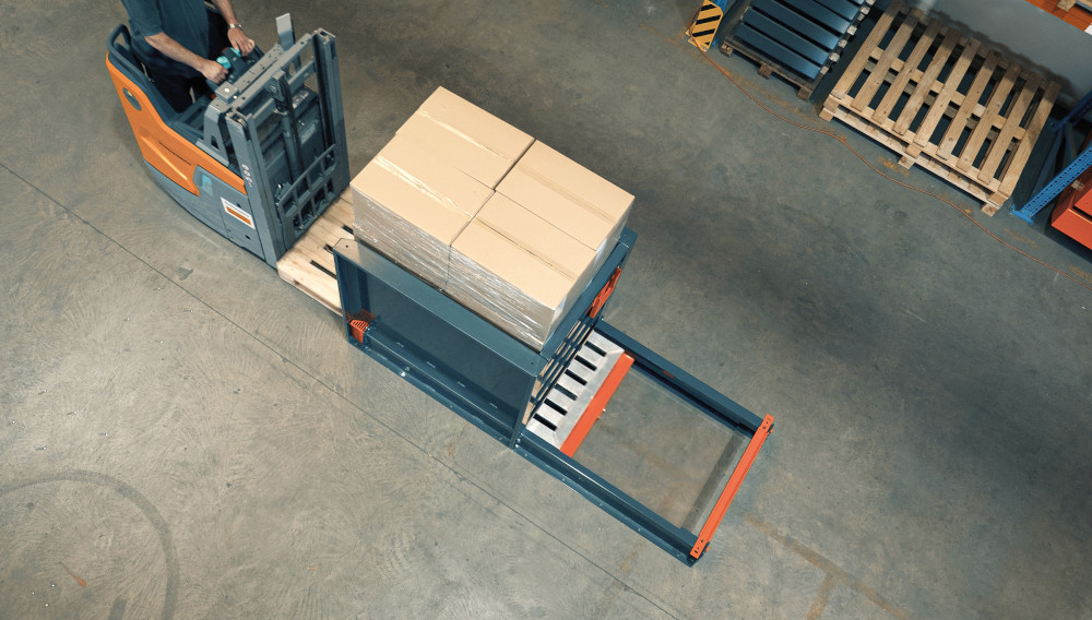 Ein Gabelstapler wechselt eine Palette unter der Ladung aus (Foto: SW-Paratus GmbH)