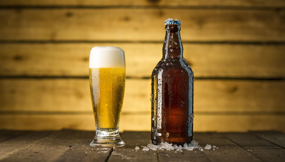 Eisgekühltes Bierglas und Bierflasche (Foto: Pixabay)