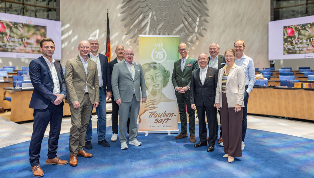 Gruppenfoto der zehn Präsidiumsmitglieder des Verbands der deutschen Fruchtsaftindustrie im ehemaligen Planarsaal des Bundestags in Bonn