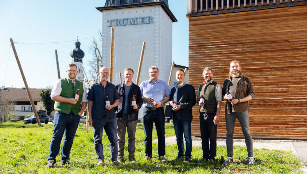 Menschen vor der Trumer Privatbrauerei (Foto: Trumer Privatbrauerei © zuparino)