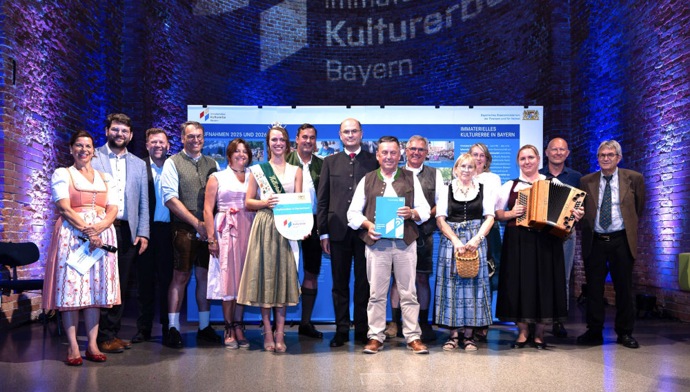 Vertreter der Hopfenwirtschaft, des Wolnzacher Hopfenmuseums und Minister Füracker