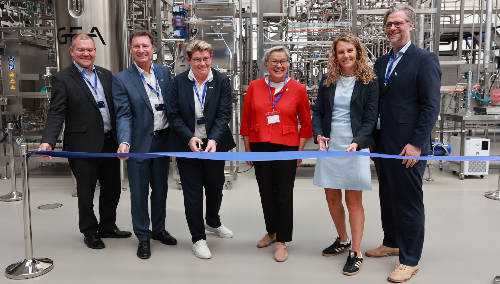 Personen bei der Eröffnung des neuen Technologiezentrums für New Food & Biotech in Sarstedt (Foto: GEA/Sommer & Co. GmbH)