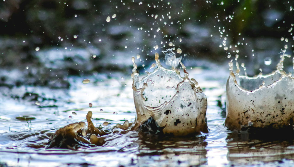 Schmutzige Wasserpfütze (Foto: Chandler Cruttenden auf Unsplash)