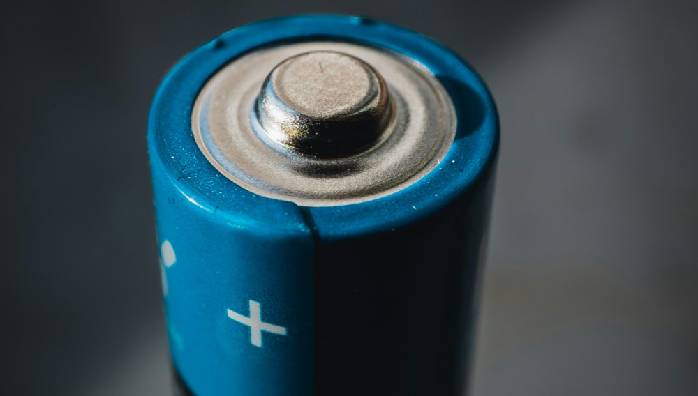Lukas Eckert, Voltvera, stellt dar, wie Batteriespeicher die Stromrechnung erheblich senken können, wenn Eigenverbrauch, Lastspitzen, Einkauf und Markterlöse berücksichtigt werden.