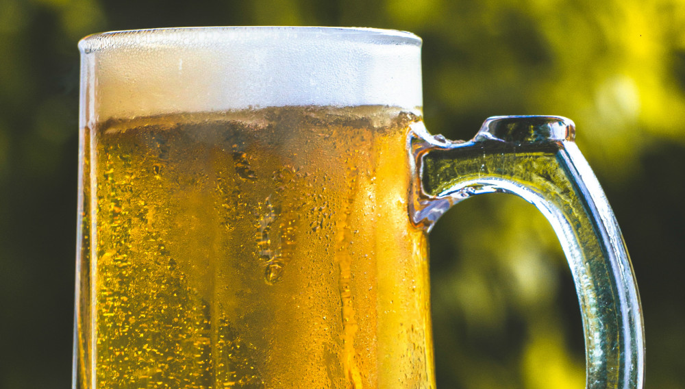 Teil eines Bierkrugs mit hellem Bier (Foto: Lucas Oliveira auf Unsplash)