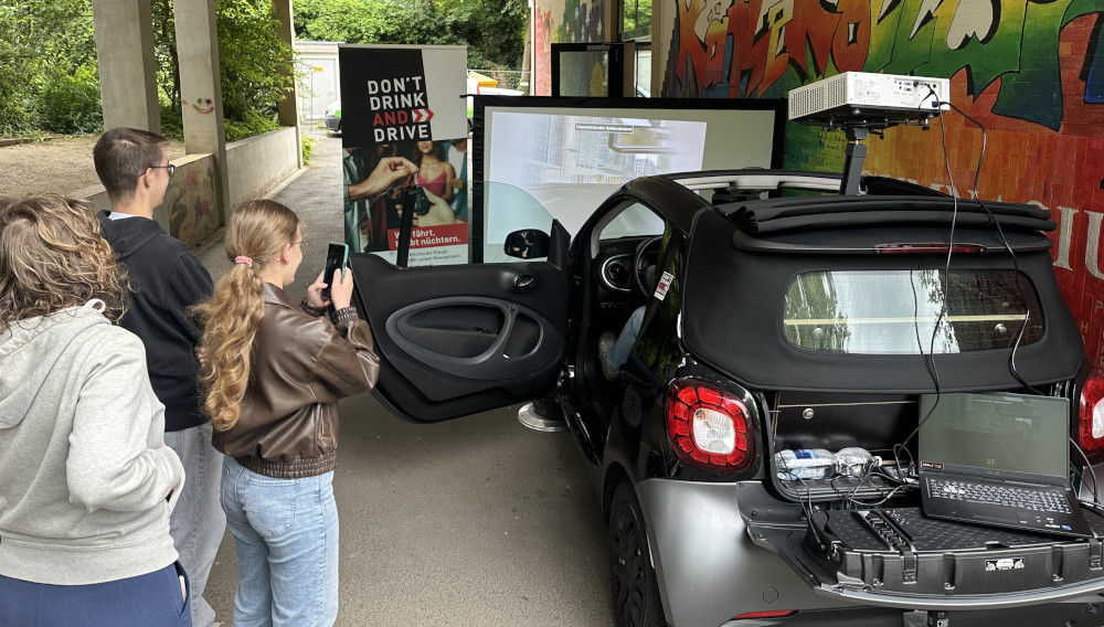 Schüler an einem Fahrsimulator (Foto: DDAD)