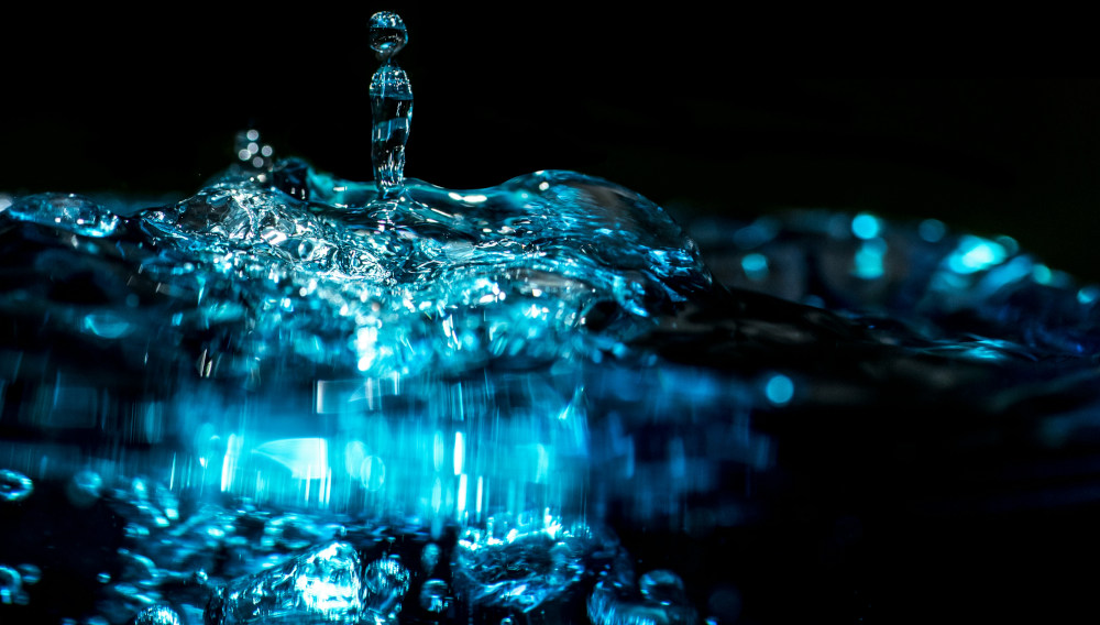 Wasseroberfläche mit Tropfen (Foto: Erda Estremera auf Unsplash)