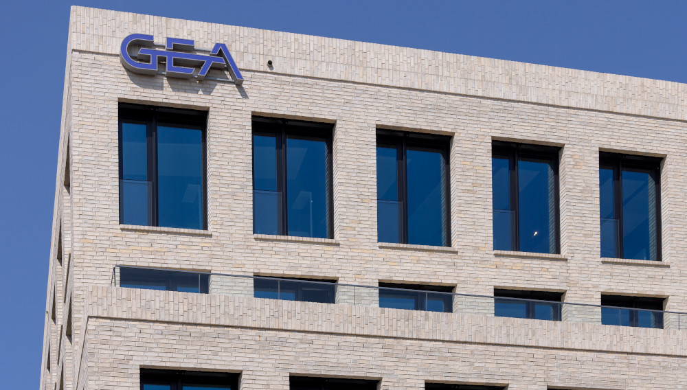Logo an der Fassade der GEA-Zentrale in Düsseldorf
