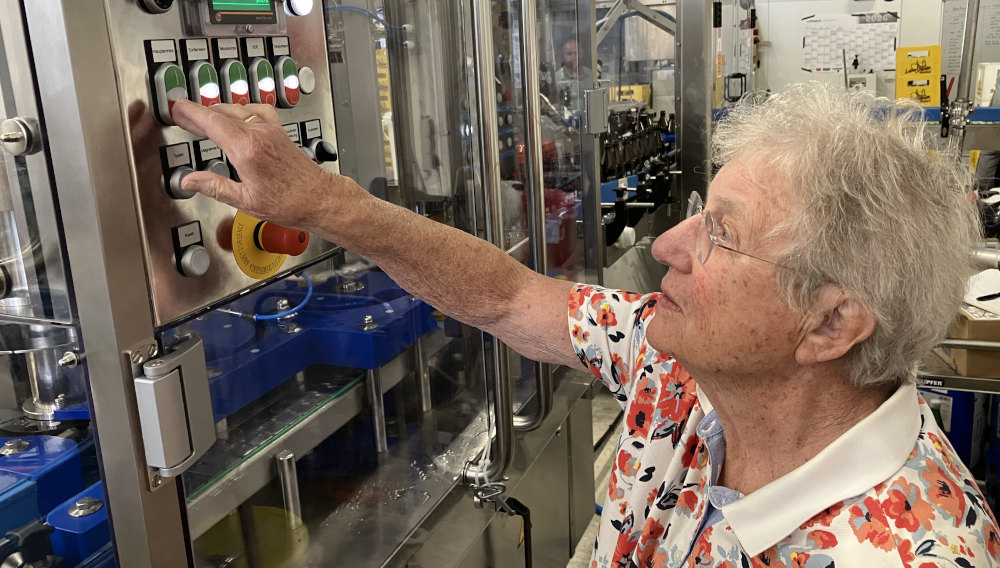 Hannelore Fohr, Seniorchefin der Lahnsteiner Brauerei, drückt am 8. Juni 2026 den Startknopf