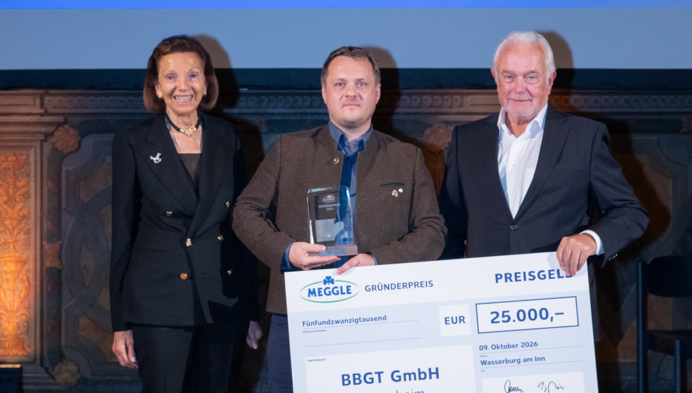 Lars Peuker bei der Preisverleihung zwischen einer Frau und einem Mann