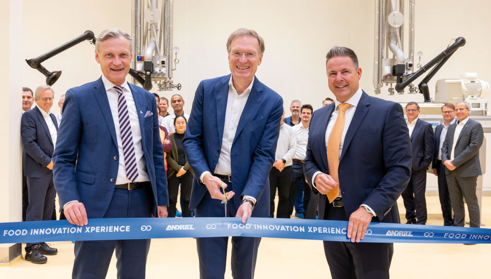 Andritz-CEO Joachim Schönbeck, Olaf Müller, Senior Vice President, Separation division (left) und Marco Buis (right) cutting a ribbon at an opening of the new Food Innovation Xperience center (Photo: Andritz)