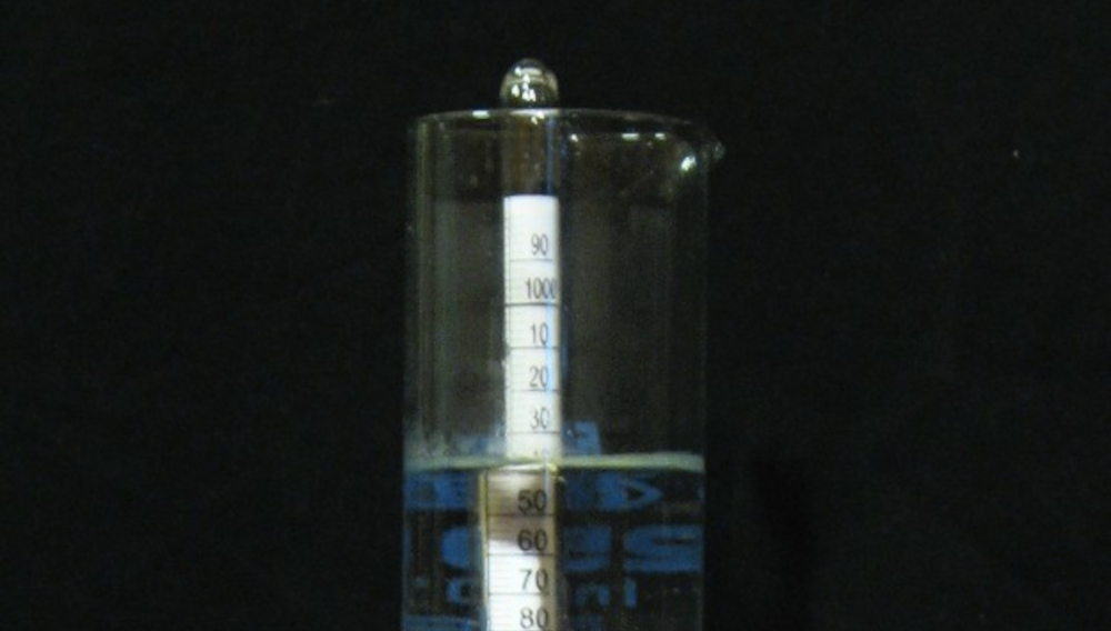 Oberster Teil einer Bierspindel, die in einem Zylinder in Flüssigkeit schwimmt (Quelle: Hankwang/Wikimedia/Creative Commons BY 2.5)